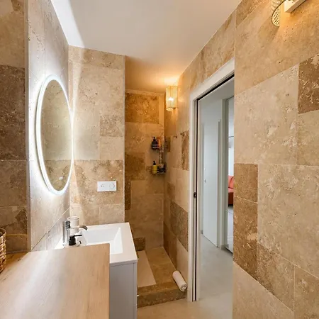 Francia, Getaway For 2, Pool & Sea Apartment